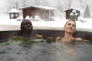 Ambiance cocooning autour d’un spa illuminé lors d’une soirée d’hiver.