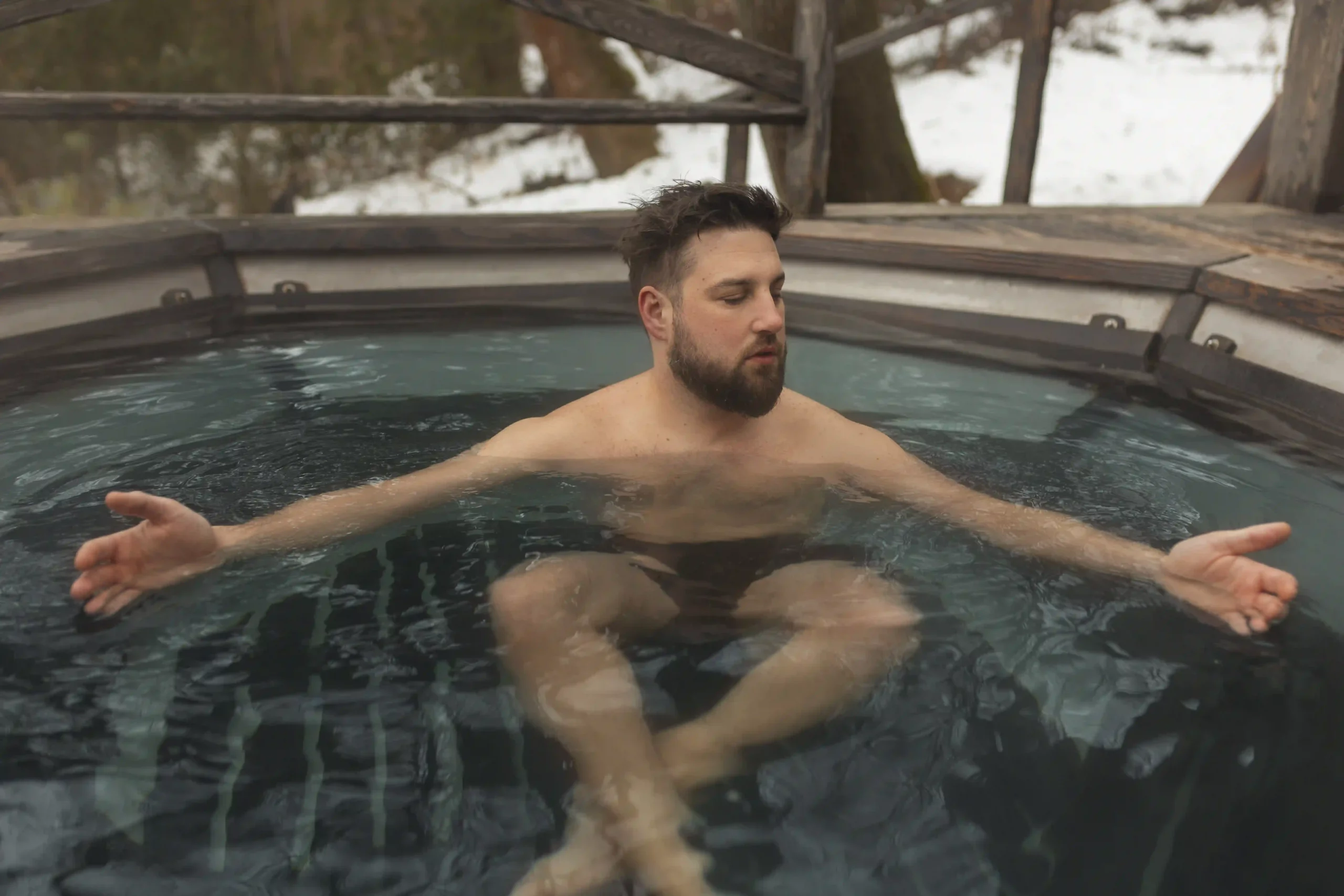 Moments chaleureux et conviviaux dans un spa illuminé lors d’une soirée d’hiver.