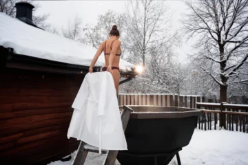 Un spa extérieur entouré de neige, parfait pour une détente en hiver.