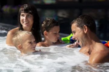 Un spa 4 places : l’espace idéal pour partager des moments de détente en famille.