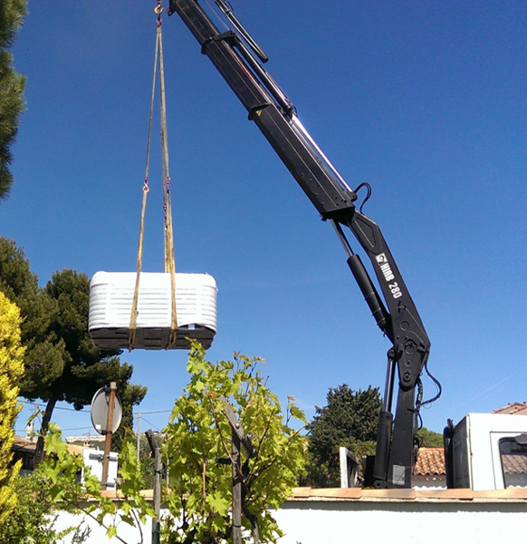 Camion poids lourd avec grue intégrée