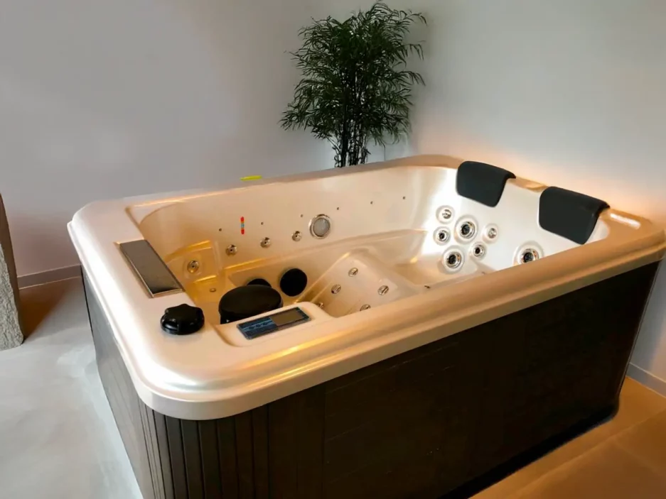 Spa Roma 3 places en fonctionnement sur terrasse avec éclairage LED