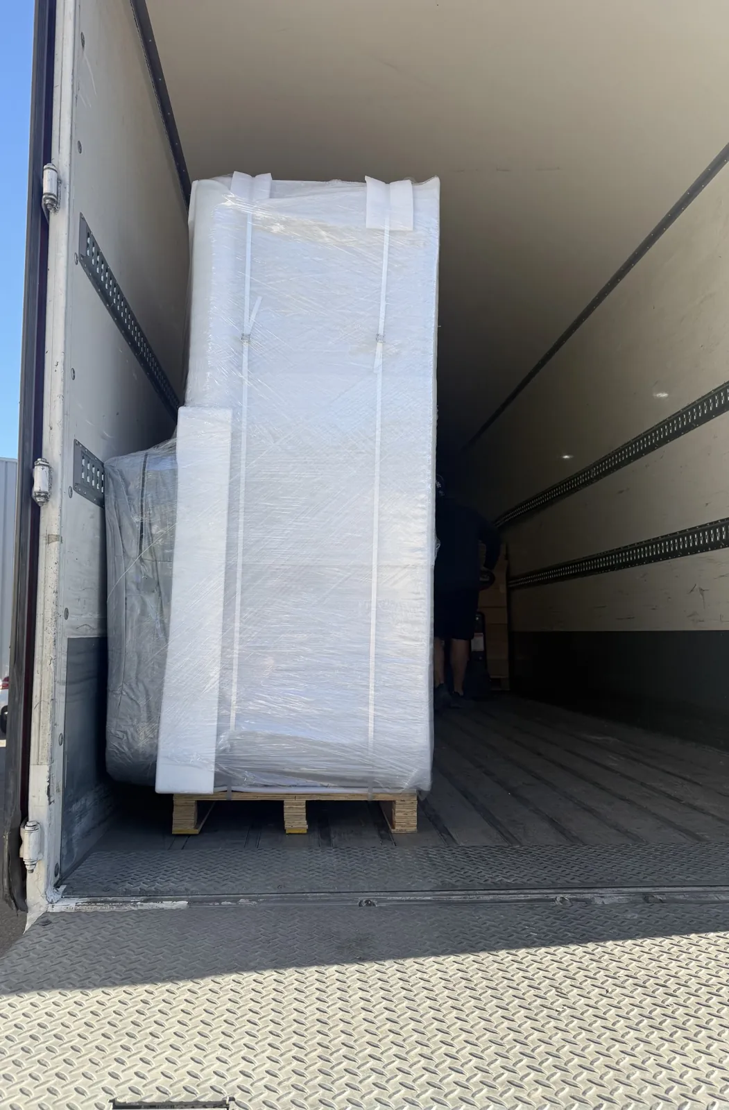 Livraison d'un spa en camion avec hayon 19 tonnes