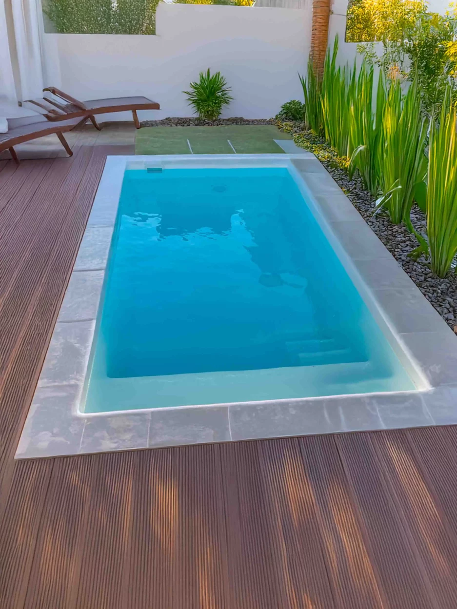 Piscine mahina moins de 10 m² coque acrylique vue de face