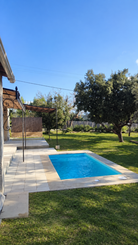 Piscine coque acrylique installée dans un jardin